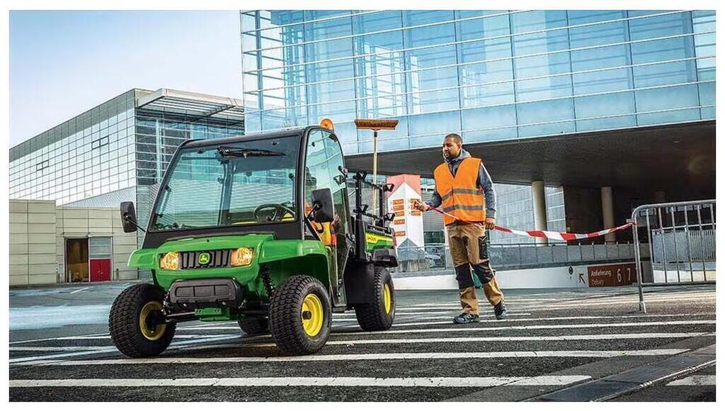 2025 John Deere TE 4x2 - Image 2